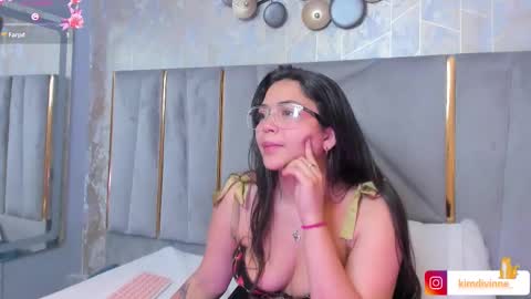 Snapshot of kimdevinne chatting on 03.12.25 KIM online show from 03.12.25