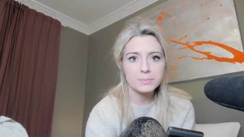 Snapshot of kimilee22 chatting on 12.29.24 Wolfs Girl online show from 12.29.24