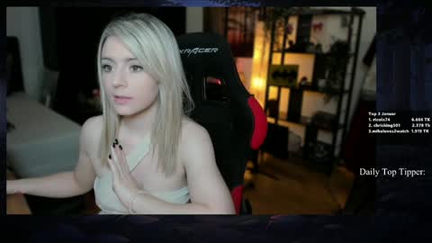 Snapshot of kimilee22 chatting on 01.25.25 Wolfs Girl online show from 01.25.25