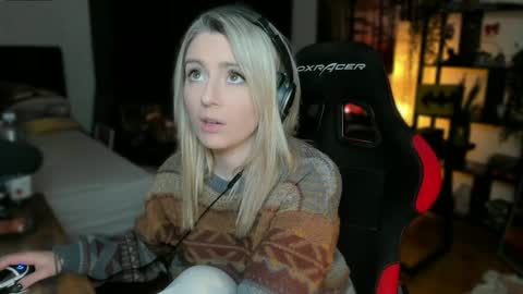 Snapshot of kimilee22 chatting on 02.12.25 Wolfs Girl online show from 02.12.25