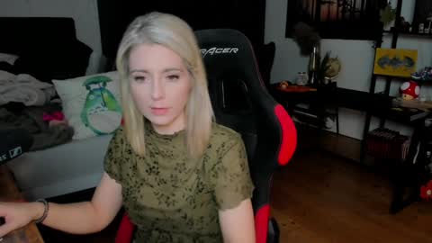 Snapshot of kimilee22 chatting on 10.18.25 Wolfs Girl online show from 10.18.25