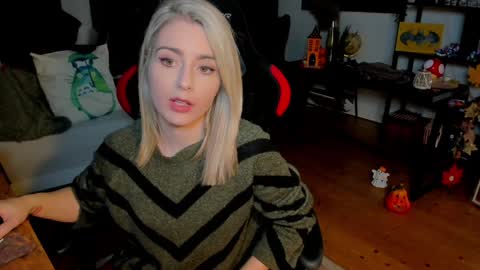 Snapshot of kimilee22 chatting on 10.22.25 Wolfs Girl online show from 10.22.25