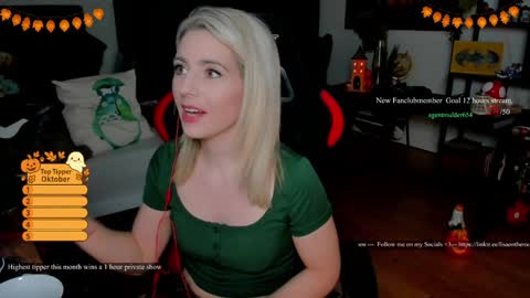 Snapshot of kimilee22 chatting on 10.23.25 Wolfs Girl online show from 10.23.25