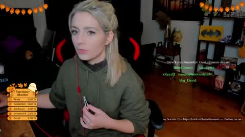 Snapshot of kimilee22 chatting on 10.30.25 Wolfs Girl online show from 10.30.25