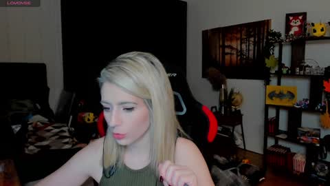 Snapshot of kimilee22 chatting on 11.01.25 Wolfs Girl online show from 11.01.25