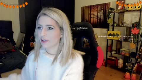 Snapshot of kimilee22 chatting on 11.21.25 Wolfs Girl online show from 11.21.25