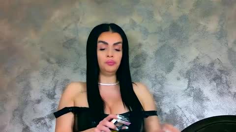 Snapshot of kimwilmes chatting on 04.23.26 Kim Wilmes online show from 04.23.26