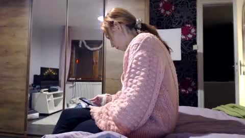 sexysexyhotwetpinkredpussy online show from 12.15.24