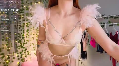 Snapshot of kira_briis chatting on 11.22.25 Kira Briis online show from 11.22.25