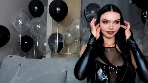 Snapshot of kira_mmr chatting on 10.31.25 Kira and friends online show from 10.31.25