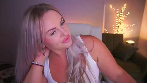 Snapshot of kiracandys chatting on 09.15.25 Kira online show from 09.15.25