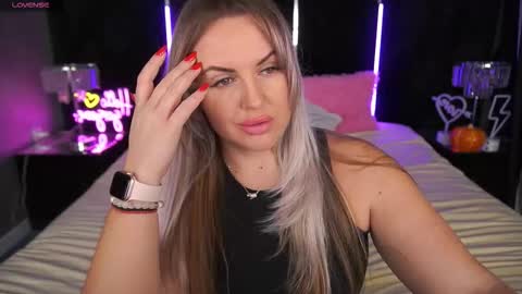 Snapshot of kiracandys chatting on 11.17.25 Kira online show from 11.17.25