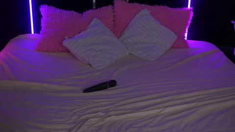 Snapshot of kiracandys chatting on 11.21.25 Kira online show from 11.21.25