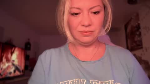 Snapshot of kiradivine chatting on 02.21.25 KiraDivine online show from 02.21.25