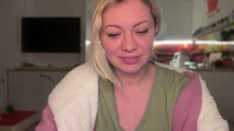 Snapshot of kiradivine chatting on 02.26.25 KiraDivine online show from 02.26.25