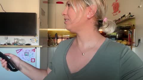 Snapshot of kiradivine chatting on 09.20.25 KiraDivine online show from 09.20.25