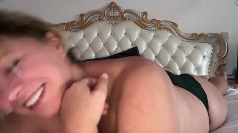 Snapshot of kiradivine chatting on 09.26.25 KiraDivine online show from 09.26.25