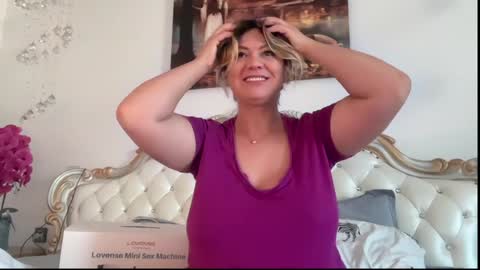 Snapshot of kiradivine chatting on 10.22.25 KiraDivine online show from 10.22.25