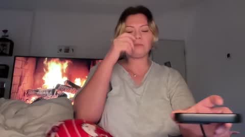 Snapshot of kiradivine chatting on 11.30.25 KiraDivine online show from 11.30.25