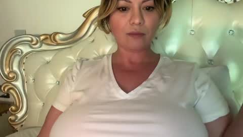 Snapshot of kiradivine chatting on 12.22.25 KiraDivine online show from 12.22.25