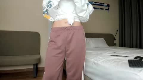 Snapshot of kiraempire chatting on 12.17.25 love you online show from 12.17.25