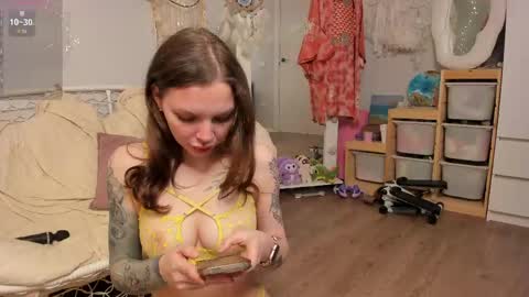 Snapshot of kiralotus chatting on 04.23.26 little vampire online show from 04.23.26