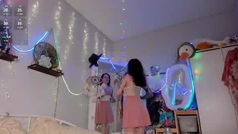 Snapshot of kiralotus chatting on 06.03.26 little vampire online show from 06.03.26