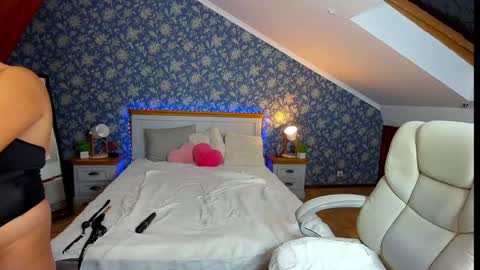 Snapshot of kiraroxx chatting on 02.01.25 Kira online show from 02.01.25