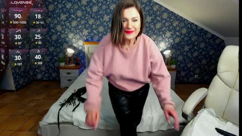 Snapshot of kiraroxx chatting on 02.05.25 Kira online show from 02.05.25