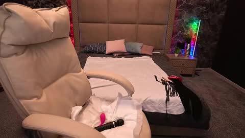 Snapshot of kiraroxx chatting on 02.26.25 Kira online show from 02.26.25