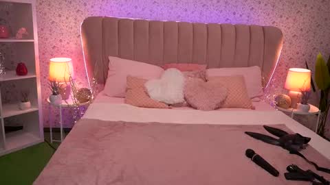 Snapshot of kiraroxx chatting on 09.13.25 Kira online show from 09.13.25