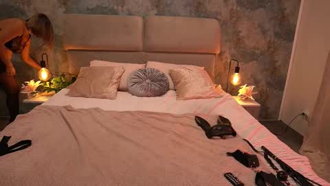 Snapshot of kiraroxx chatting on 09.24.25 Kira online show from 09.24.25