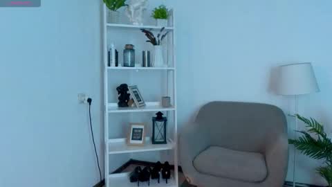 Snapshot of kireev_ chatting on 10.17.25 online show from 10.17.25