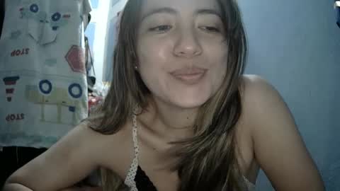 Snapshot of kissmelovejummy chatting on 10.08.25 Erika paul online show from 10.08.25