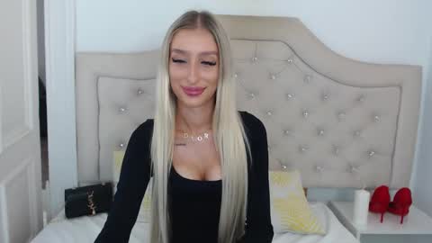 Snapshot of kissnatalie chatting on 09.25.25 Natalie online show from 09.25.25