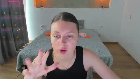 Snapshot of kitkatvel chatting on 06.18.26 kitkatvel online show from 06.18.26