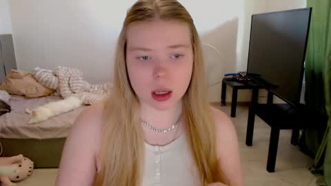 Snapshot of kitten_jenny01 chatting on 06.06.26 Jennyblonde and Emmabrunette online show from 06.06.26