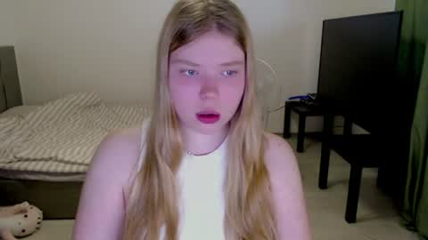 Snapshot of kitten_jenny01 chatting on 07.06.26 Jennyblonde and Emmabrunette online show from 07.06.26