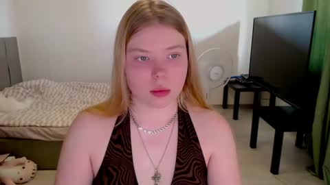 Snapshot of kitten_jenny01 chatting on 07.19.26 Jennyblonde and Emmabrunette online show from 07.19.26