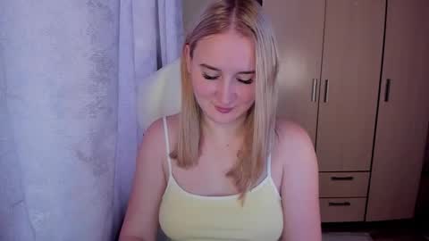 Snapshot of kitten_sun chatting on 11.08.25 kitten_sun online show from 11.08.25