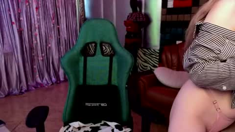 Snapshot of kitty_pantera chatting on 04.14.26 kitty_pantera online show from 04.14.26