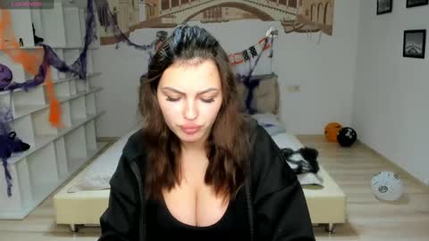 Snapshot of kitty_shenson chatting on 11.01.25 Kate online show from 11.01.25