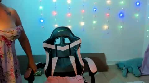 Snapshot of kitty_violet_ chatting on 12.23.24 violet online show from 12.23.24