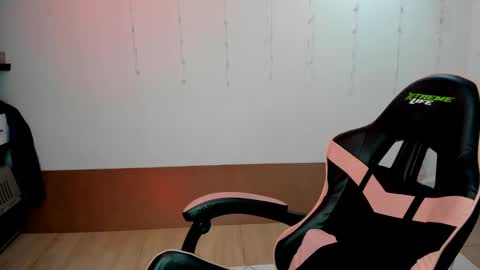 Snapshot of kitty_violet_ chatting on 01.05.25 violet online show from 01.05.25