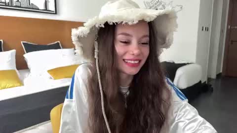 Snapshot of kittybaeray chatting on 07.19.26 Rayna online show from 07.19.26