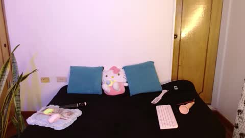 LAURA  help me reach 100likes online show from 11.05.25