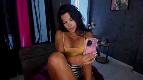 Snapshot of kittyhotts chatting on 09.15.25 Sari bell online show from 09.15.25