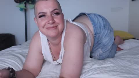 Snapshot of kittykay86 chatting on 04.13.26 Bella Blue BBW online show from 04.13.26