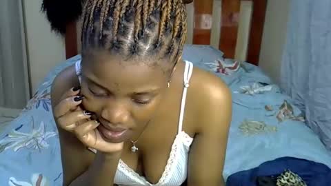 Snapshot of kittynova33 chatting on 11.12.25 kittynova33 online show from 11.12.25