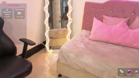 Snapshot of kittystar_tay chatting on 10.12.25 Kitty online show from 10.12.25